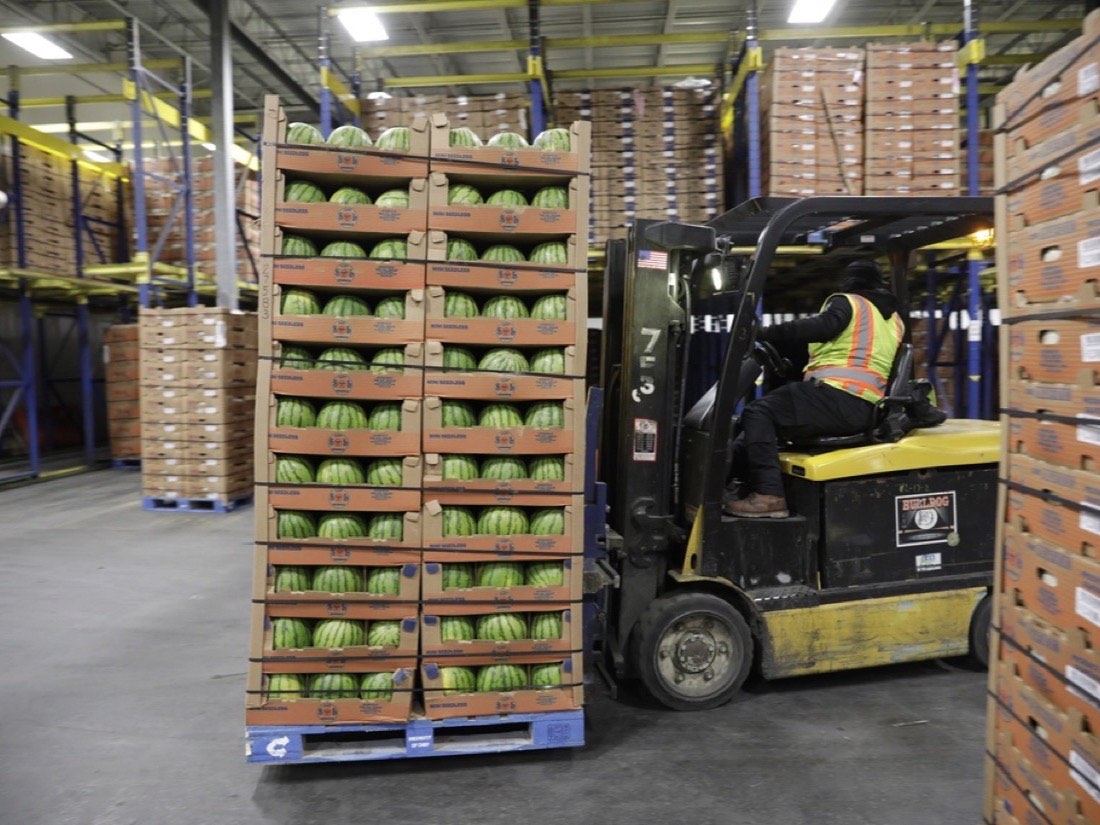 Loading stores for delivery to the berth