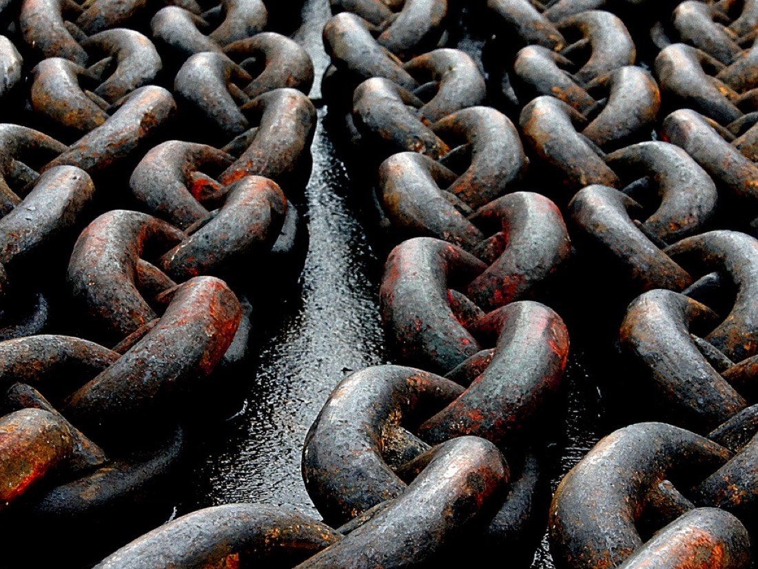 Anchor chain and heavy rigging gear
