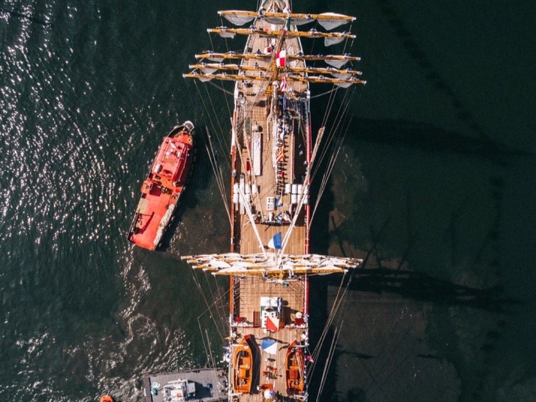 Tug assistance as a vessel comes alongside