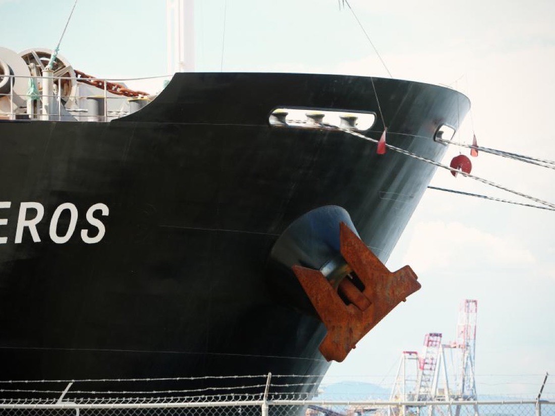 Vessel alongside, ready to take stores